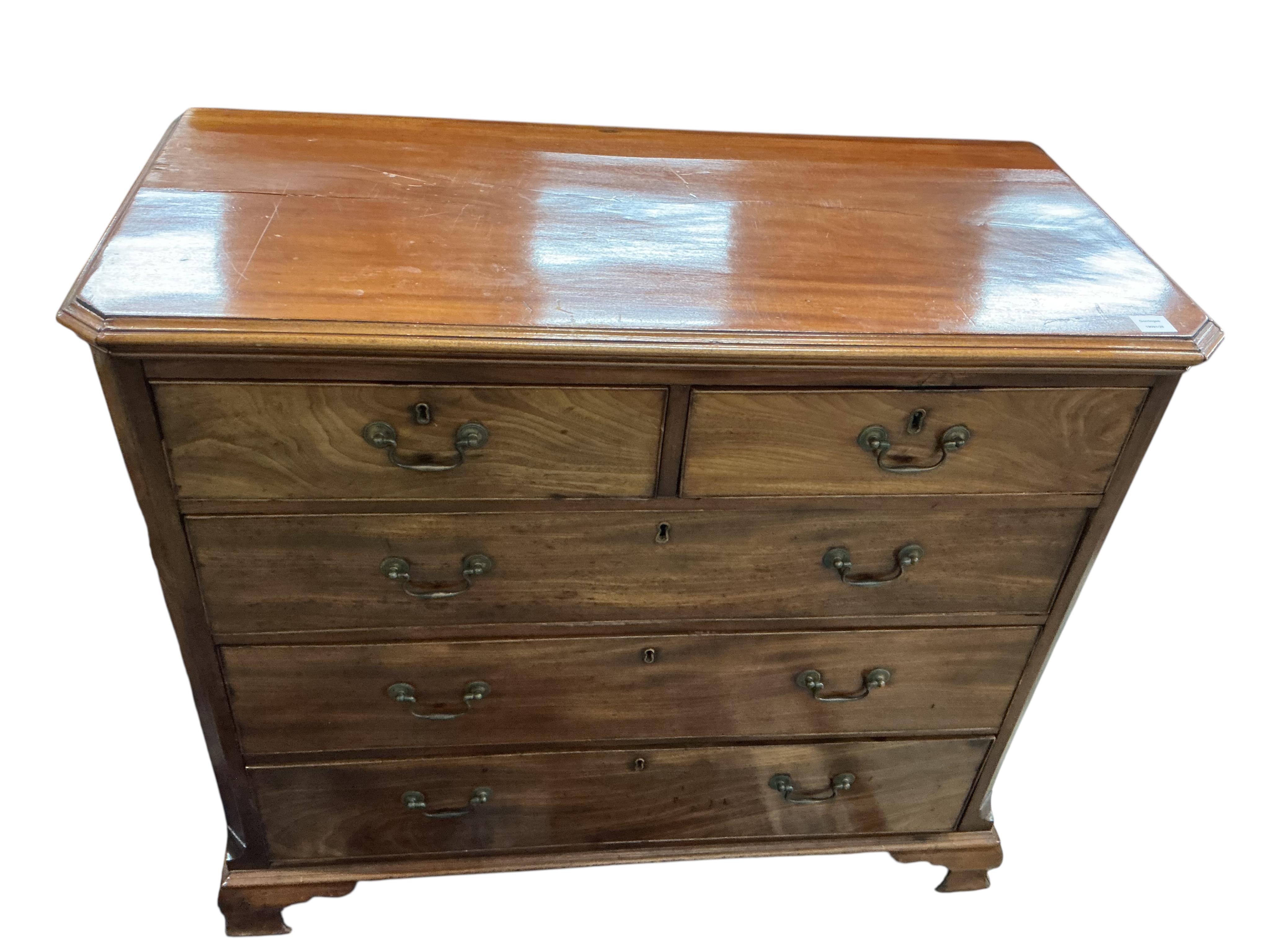 A George III mahogany chest of drawers, width 118cm, depth 55cm, height 105cm